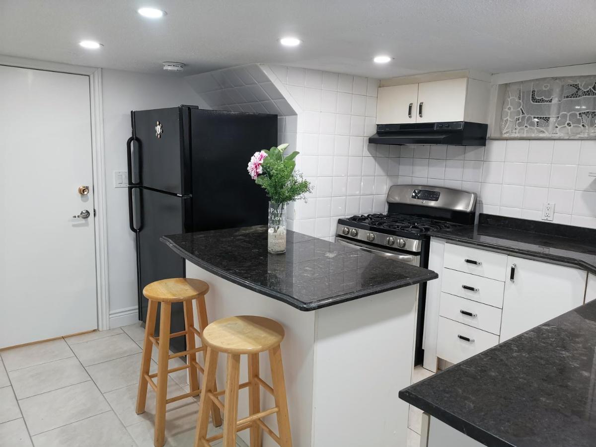 Tidy Private Rooms With Full Kitchen Toronto Exterior photo