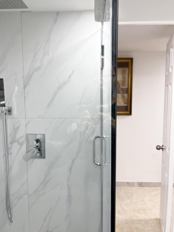 Tidy Private Rooms With Full Kitchen Toronto Exterior photo